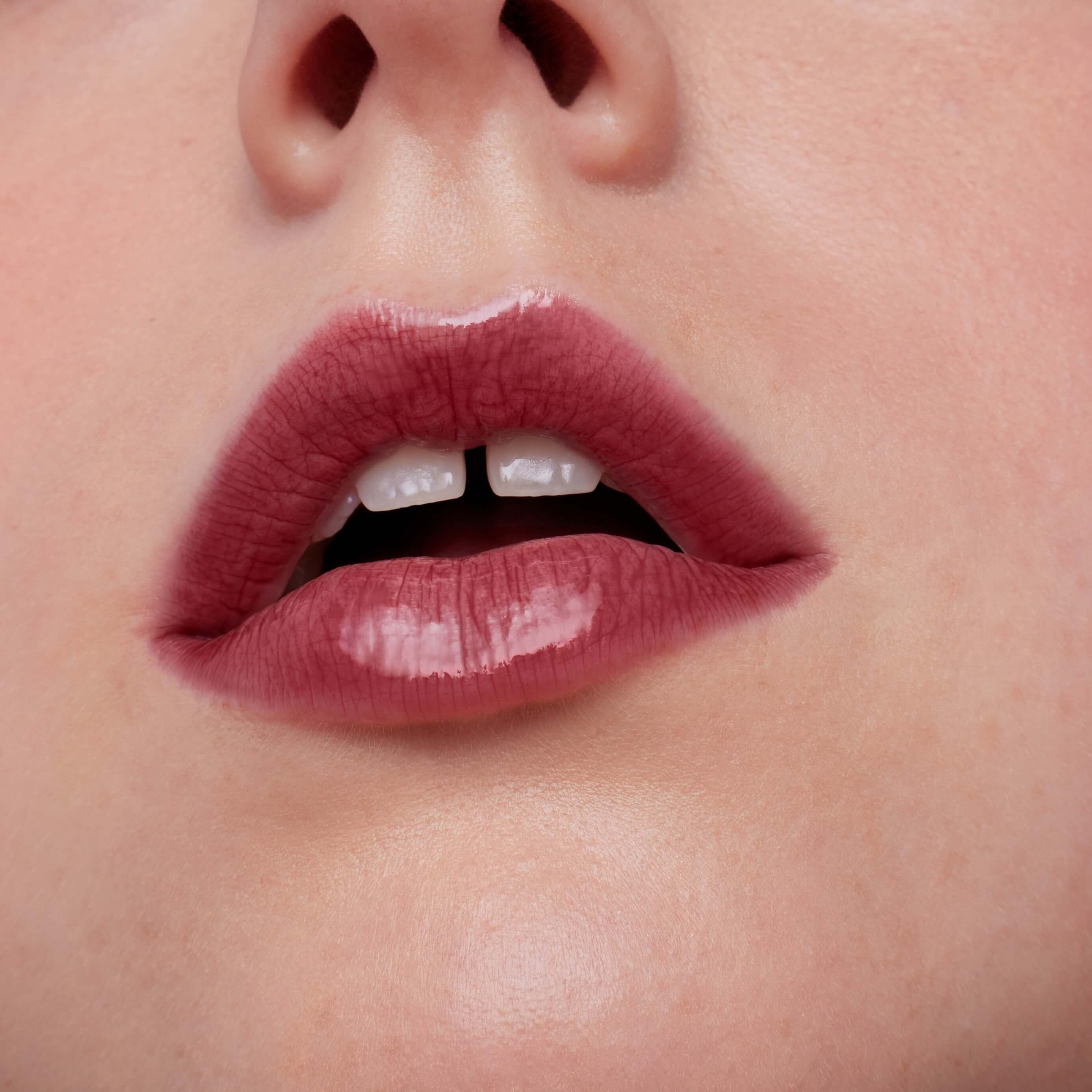 リップ ぷっくり唇。うるおってツヤめく「水膜ツヤリップ」から、 フェミニン